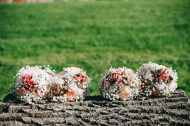 güzel Düğün Buketler ağaç dönüştürücü bir arka planda yeşil çim üzerinde yalan