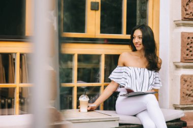 güzel genç kadın şehirde kahve içme