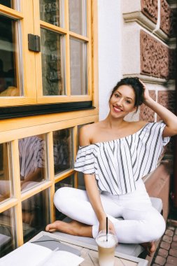 güzel genç kadın şehirde kahve içme