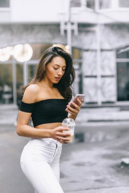 Akıllı telefon kullanan güzel bir genç kadın. 