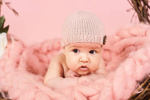 Schattige Pasgeboren Babymeisje Liggend Een Mandje — Stockfoto