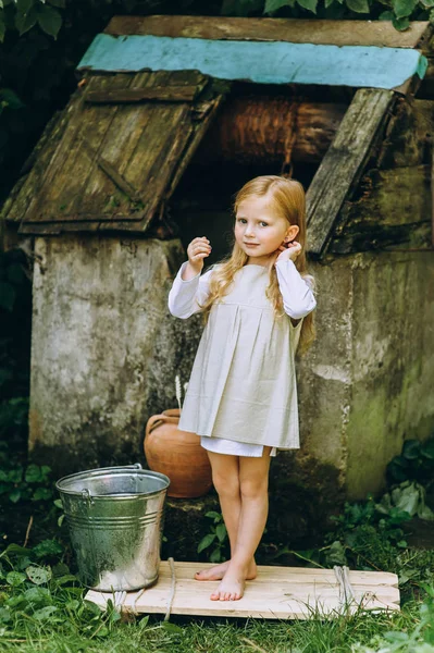 Linda Niña Con Pelo Blanco Pozo Aire Libre — Foto de Stock