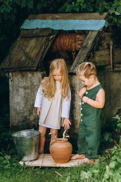 Hermosa Niña Niño Cerca Del Pozo Fondo Los Árboles Hierbas — Foto de Stock