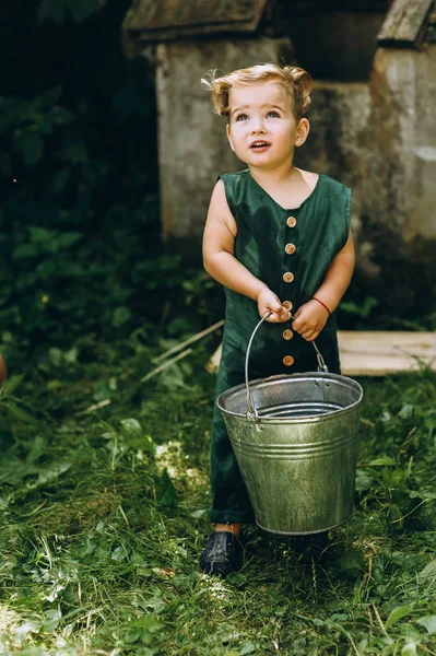 Söt Liten Pojke Leker Med Hink Gräset — Stockfoto