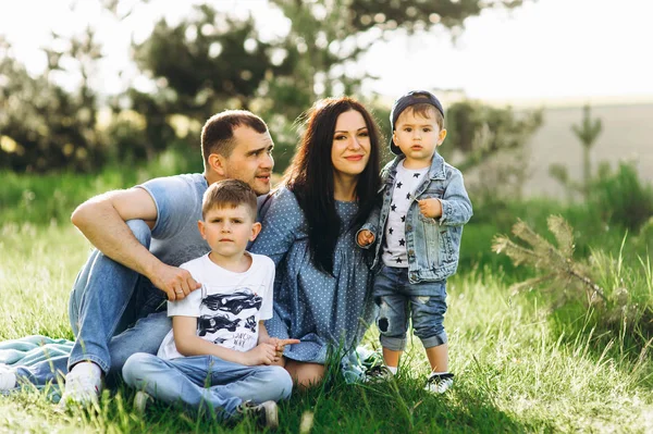 Família Feliz Com Duas Crianças Livre — Fotografia de Stock