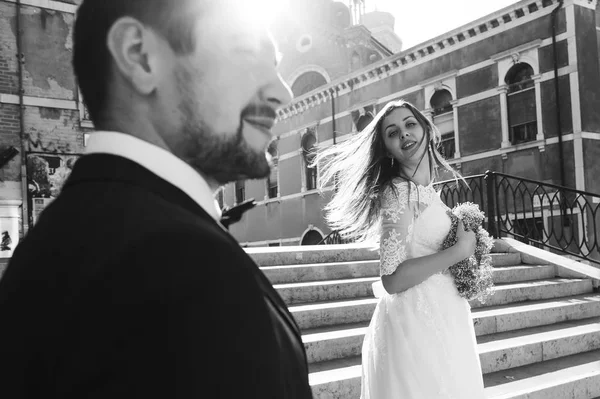 Czarno Białe Zdjęcie Para Piękny Ślub Ulicy Wenecji — Zdjęcie stockowe