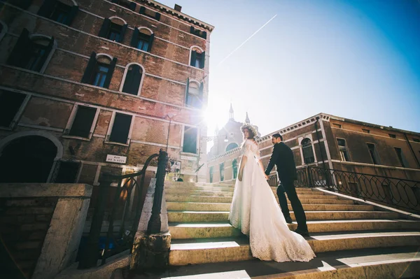 Bella Coppia Sposata Tramonto Sulla Strada Venezia — Foto Stock