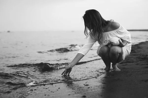 Bela Jovem Mulher Vestido Branco Uma Praia Ensolarada — Fotografia de Stock