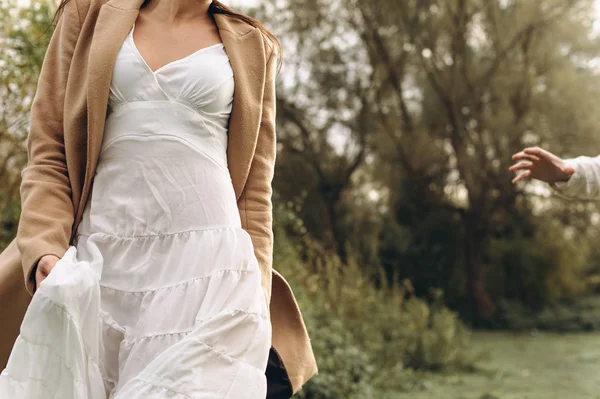 Belle Femme Habillée Dans Style Boho Marche Dans Forêt Ensoleillée — Photo