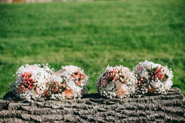 güzel Düğün Buketler ağaç dönüştürücü bir arka planda yeşil çim üzerinde yalan