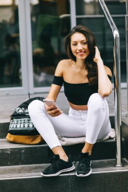 güzel genç kadın sokakta Smartphone kullanarak 