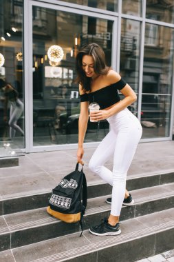 güzel genç kadın şehirde kahve içme