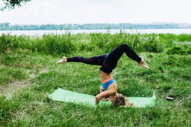 Yoga egzersiz açık havada spor giyim sportif genç kadın
