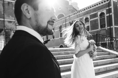 Venedik sokakta güzel bir evli çift siyah beyaz fotoğraf