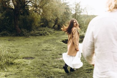 güzel genç çift güneşli ormanda yürüyüş boho tarzı giyinmiş