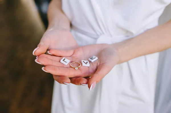 Χέρια Της Νύφης Κρατώντας Κύβους Λέξη Αγάπη Και Δαχτυλίδι — Φωτογραφία Αρχείου
