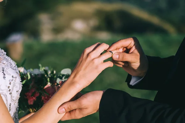 Βάζοντας Δαχτυλίδι Στο Δάχτυλό Της Νύφης Γαμπρού — Φωτογραφία Αρχείου