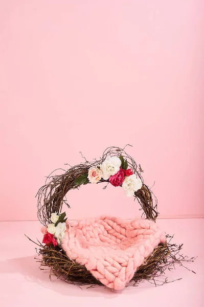 带花的新生儿篮子粉红色针织毯 — 图库照片