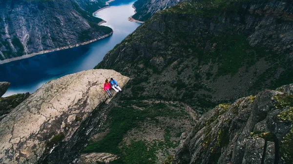 Descansando Sobre Fiordo Vista Desde Breiskrednosi Cerca Gudvangen Naeroyfjord Noruega — Foto de Stock