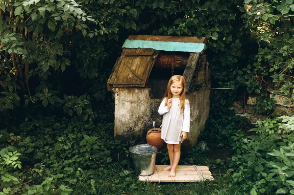 Bonito Menina Com Cabelos Brancos Bem Livre — Fotografia de Stock