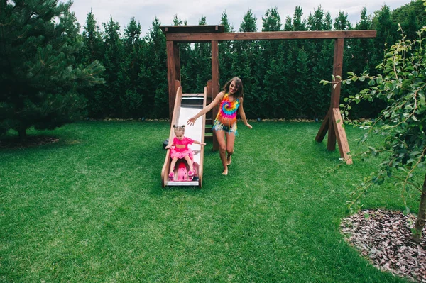 Schattig Klein Meisje Afstamt Van Een Houten Kinder Dia — Stockfoto