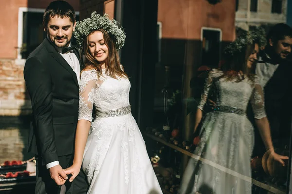 Bella Coppia Sposata Che Abbraccia Strada Venezia — Foto Stock