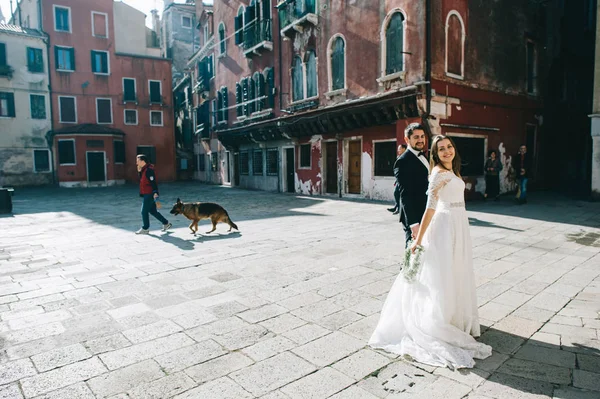 Bella Coppia Sposata Tramonto Sulla Strada Venezia — Foto Stock