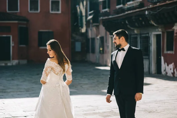 Красиві Подружня Пара Заході Сонця Вулиці Венеції — стокове фото