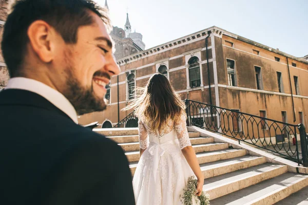 Hermosa Pareja Casados Atardecer Calle Venecia —  Fotos de Stock