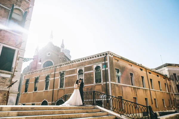 Vackra Gift Par Vid Solnedgången Gatan Venedig — Stockfoto