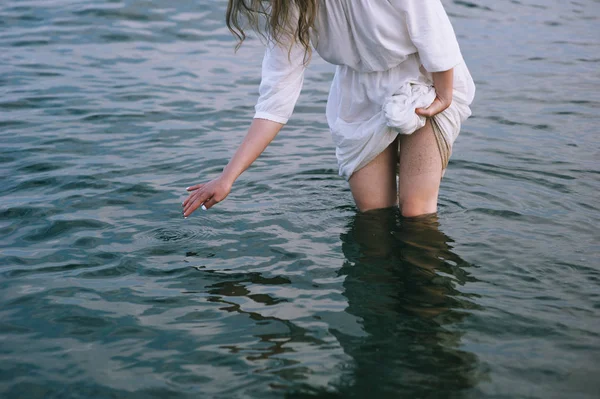 Jovem Mulher Vestido Branco Uma Praia Ensolarada — Fotografia de Stock