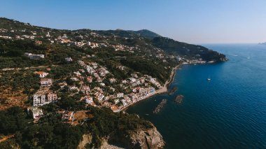 Güzel İtalya'nın kıyı şeridi city yakınındaki havadan görülmektedir