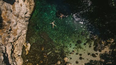 green Bay capri Adası İtalya içinde iki tanınmayan insanlar görünümü mağara