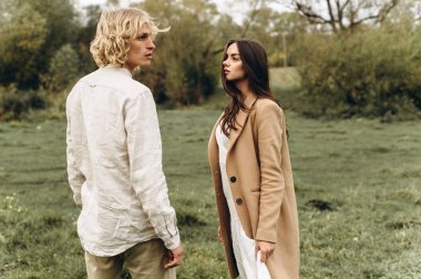 güzel genç çift güneşli ormanda yürüyüş boho tarzı giyinmiş