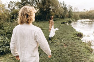 güzel genç çift güneşli ormanda yürüyüş boho tarzı giyinmiş