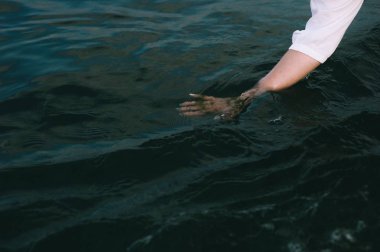 genç kadının su dokunmadan el