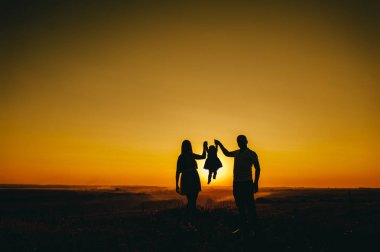 Baba Anne ve kızı gün batımını hayranım 