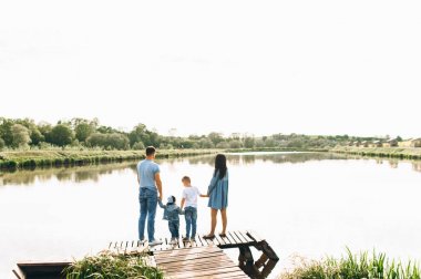 Nehri yakınında iki çocuklu mutlu aile