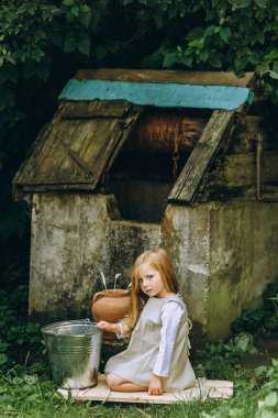 iyi açık havada, beyaz saçlı sevimli küçük kız