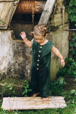 bir yeşil birlikte oynarken beyaz saçlı sevimli küçük çocuk