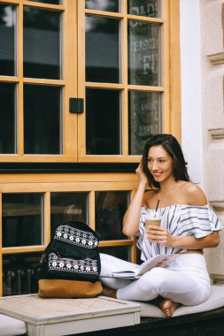 güzel genç kadın kahve içme ve notlar 