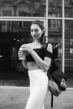 güzel genç kadın şehirde kahve içme