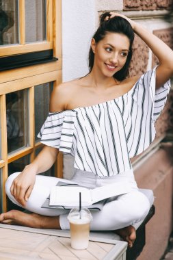 güzel genç kadın kahve içme ve notlar 
