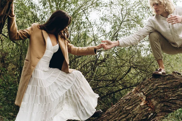 Bella Giovane Coppia Stile Boo Seduta Ramo Grande Albero — Foto Stock