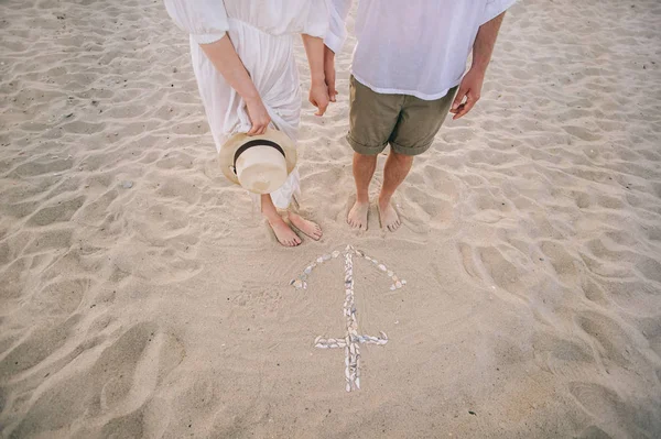 Jovem Casal Uma Costa Arenosa Com Uma Âncora Conchas Areia — Fotografia de Stock