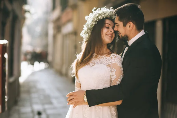 Όμορφη Παντρεμένο Ζευγάρι Στο Δρόμο Της Βενετίας — Φωτογραφία Αρχείου