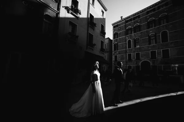 Czarno Białe Zdjęcie Para Piękny Ślub Ulicy Wenecji — Zdjęcie stockowe