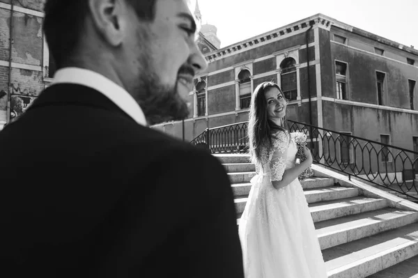 Μαύρο Και Άσπρο Φωτογραφία Όμορφη Παντρεμένου Ζευγαριού Στον Δρόμο Της — Φωτογραφία Αρχείου