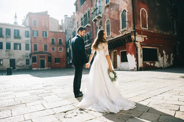 Schönes Ehepaar Auf Der Straße Von Venedig — Stockfoto