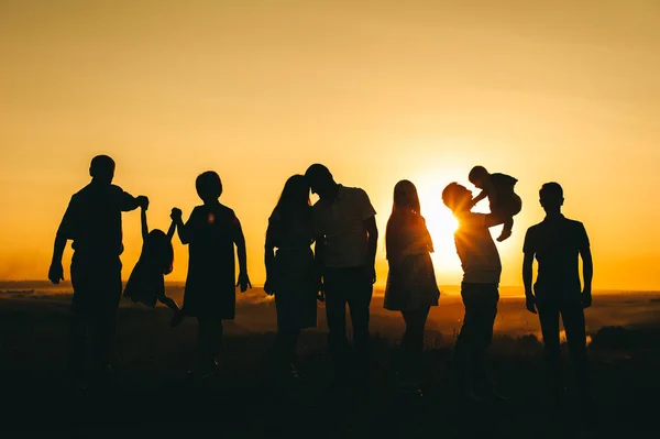 Семья Разных Поколений Встречает Прекрасное Время Захода Солнца — стоковое фото